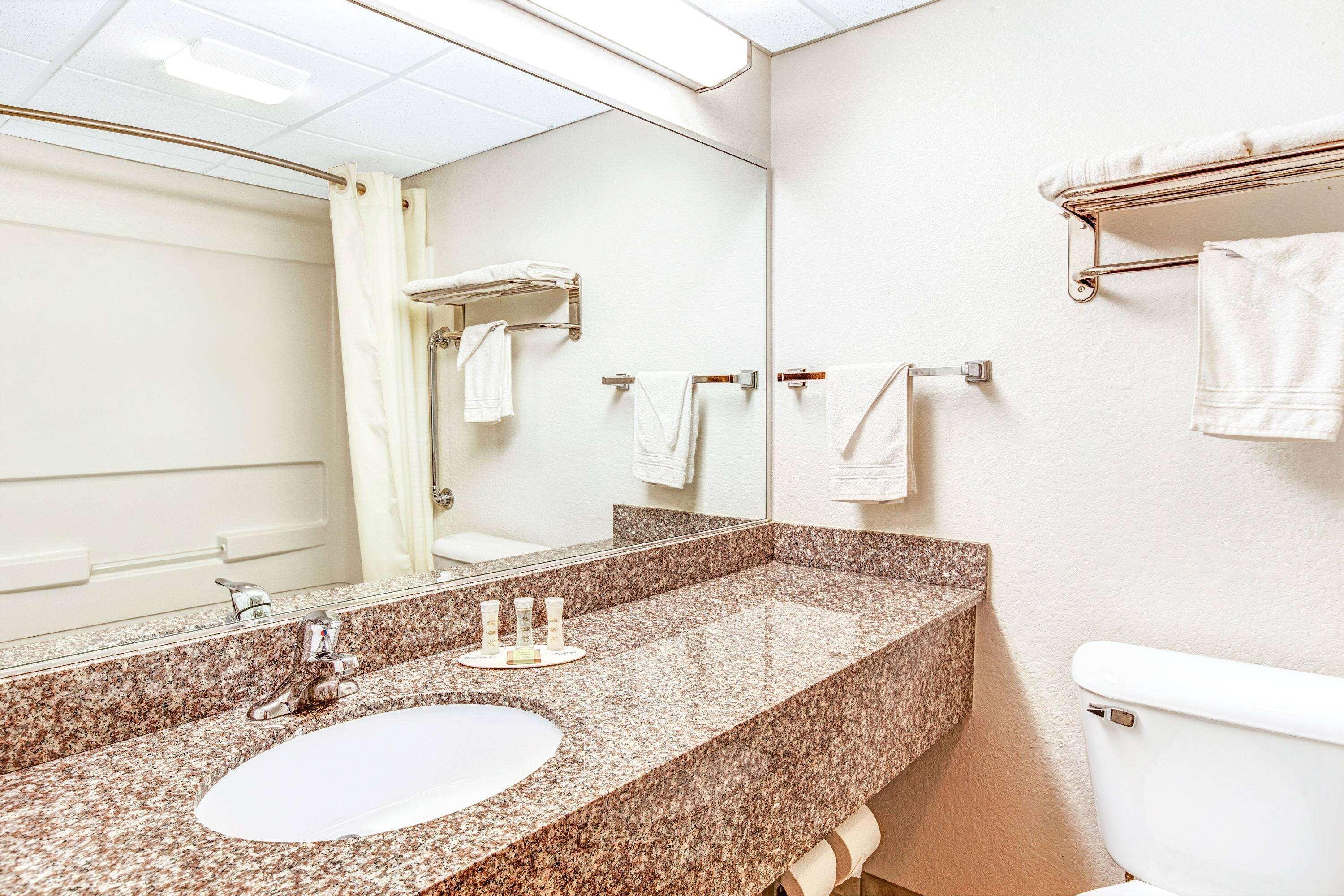 Super 8 By Wyndham Mahwah Otel Dış mekan fotoğraf